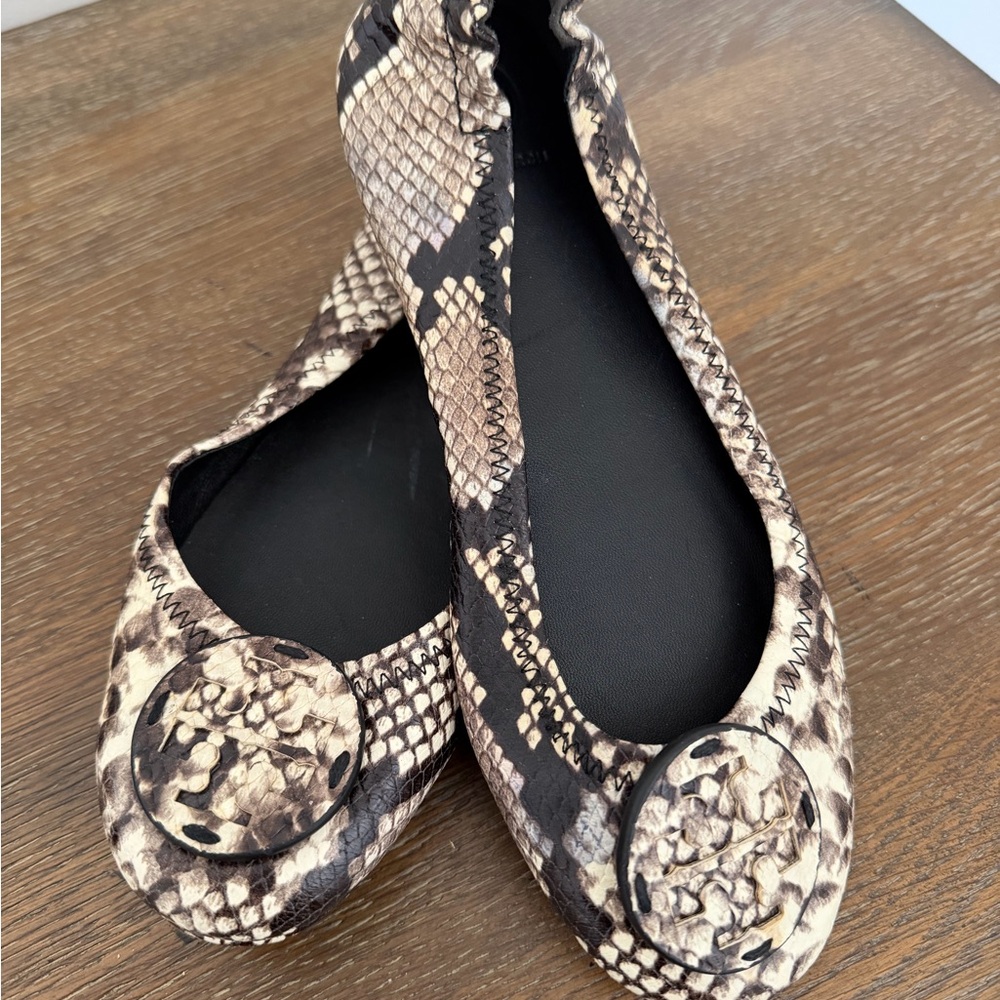 New- Tory Minnie Travel Snakeskin ballet flats in a 6.5